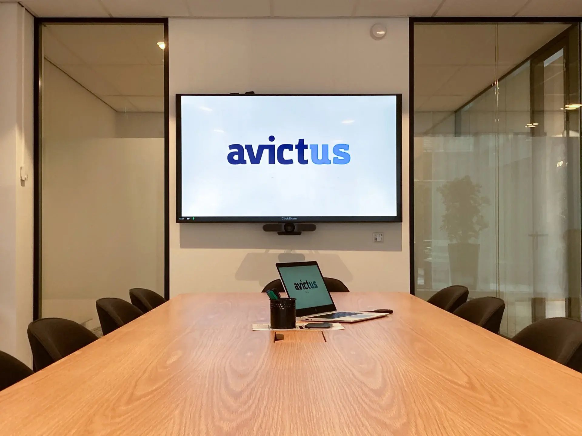 Draadloos-videobellen-met-Logitech-en-Barco-Clickshare