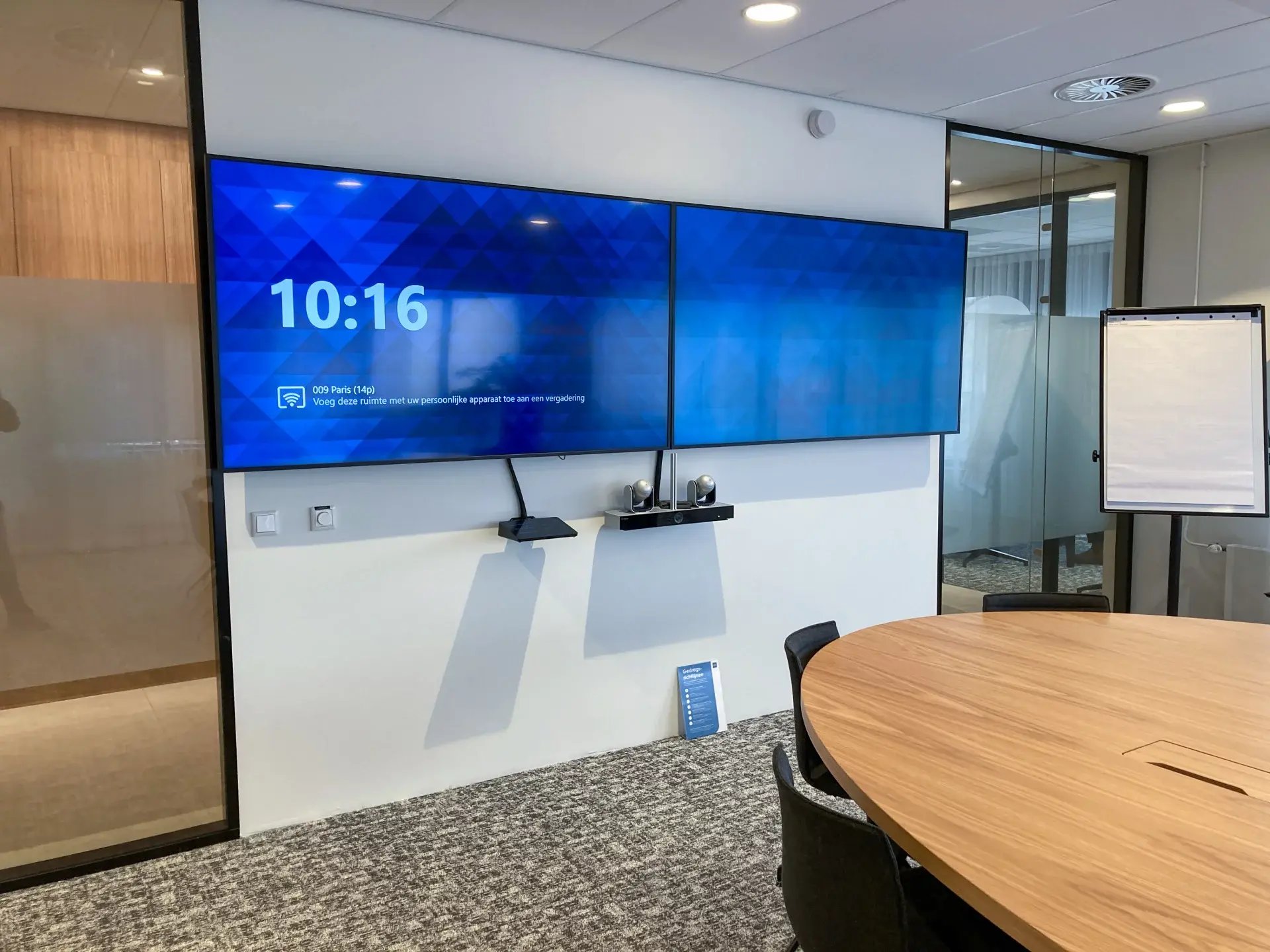 Dual-display-vergader-en-video-oplossing-met-Samsung-Poly-Logitech-en-Barco-Clickshare