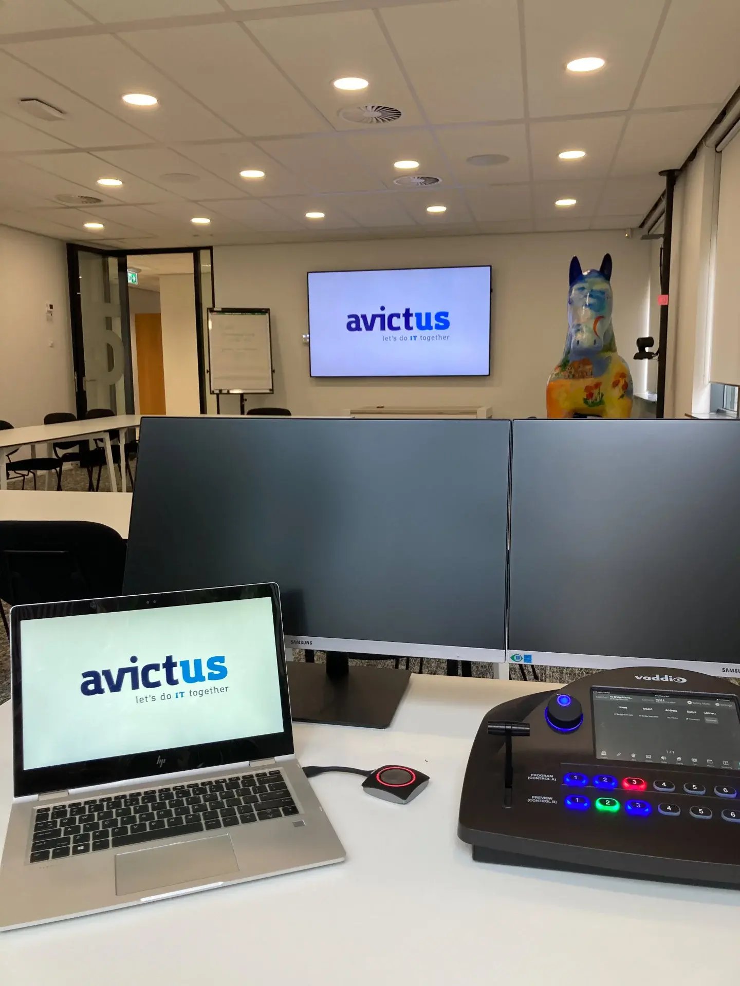 Webinar-ruimte-aansturing-met-Vaddio-Extron-Barco-en-Samsung