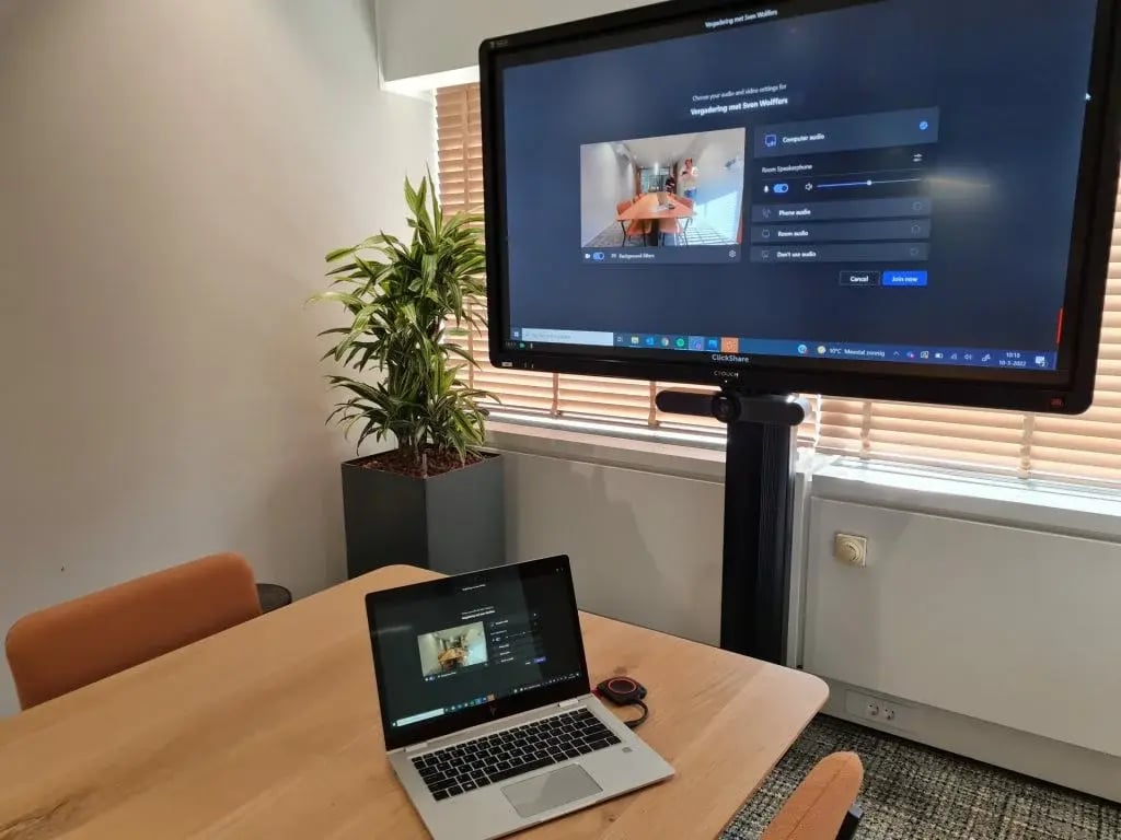 Videobellen-met-Barco-Clickshare-en-Logitech-Meetup-1024x768