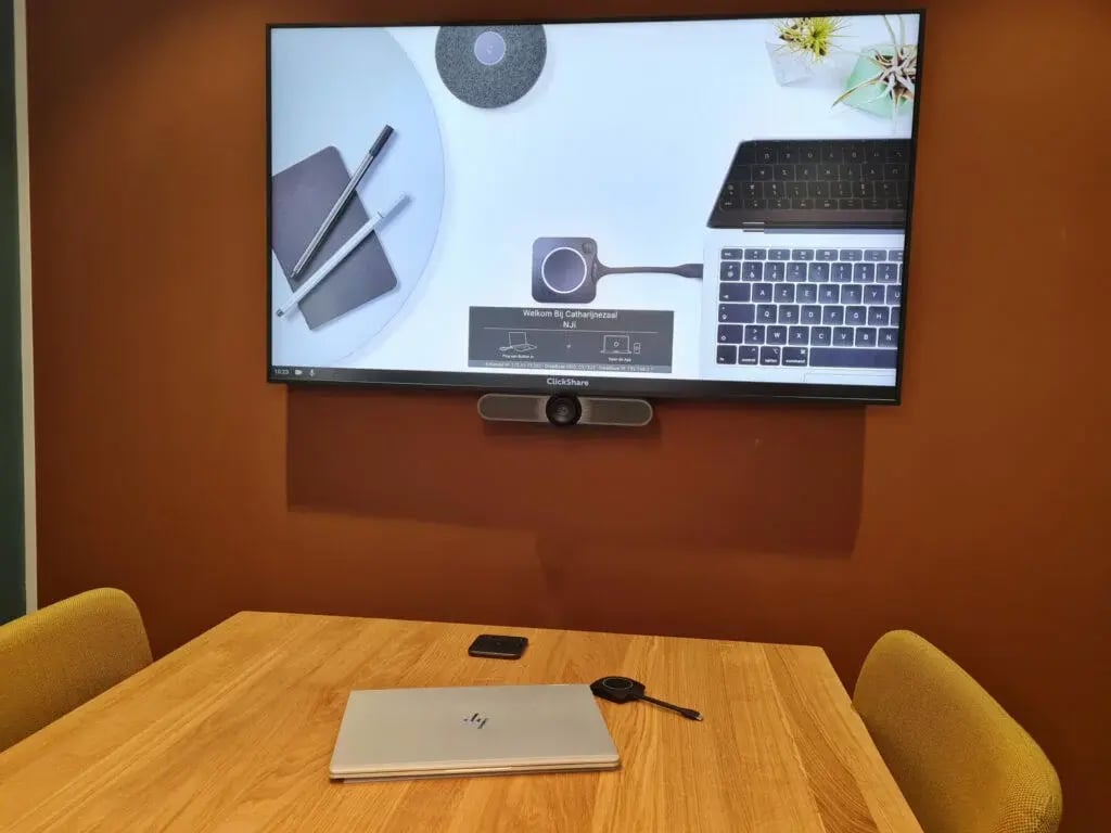 Videobellen-met-HP-Elitebook-Logitech-Meetup-Samsung-display-en-Barco-Clickshare-1024x768