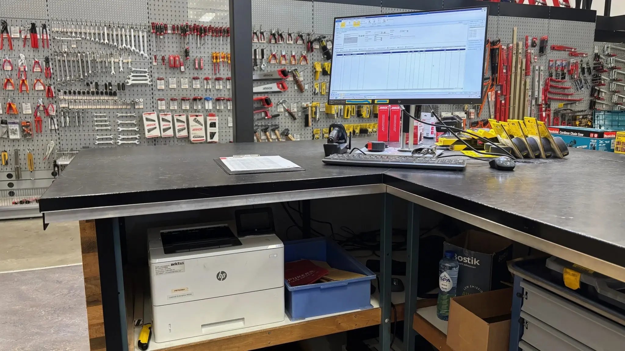 HP-printer-achter-de-balie-bij-Mastermate-–-voorbeeld-van-bedrijfskritisch-printen-met-ondersteuning-van-Avictus-2048x1152