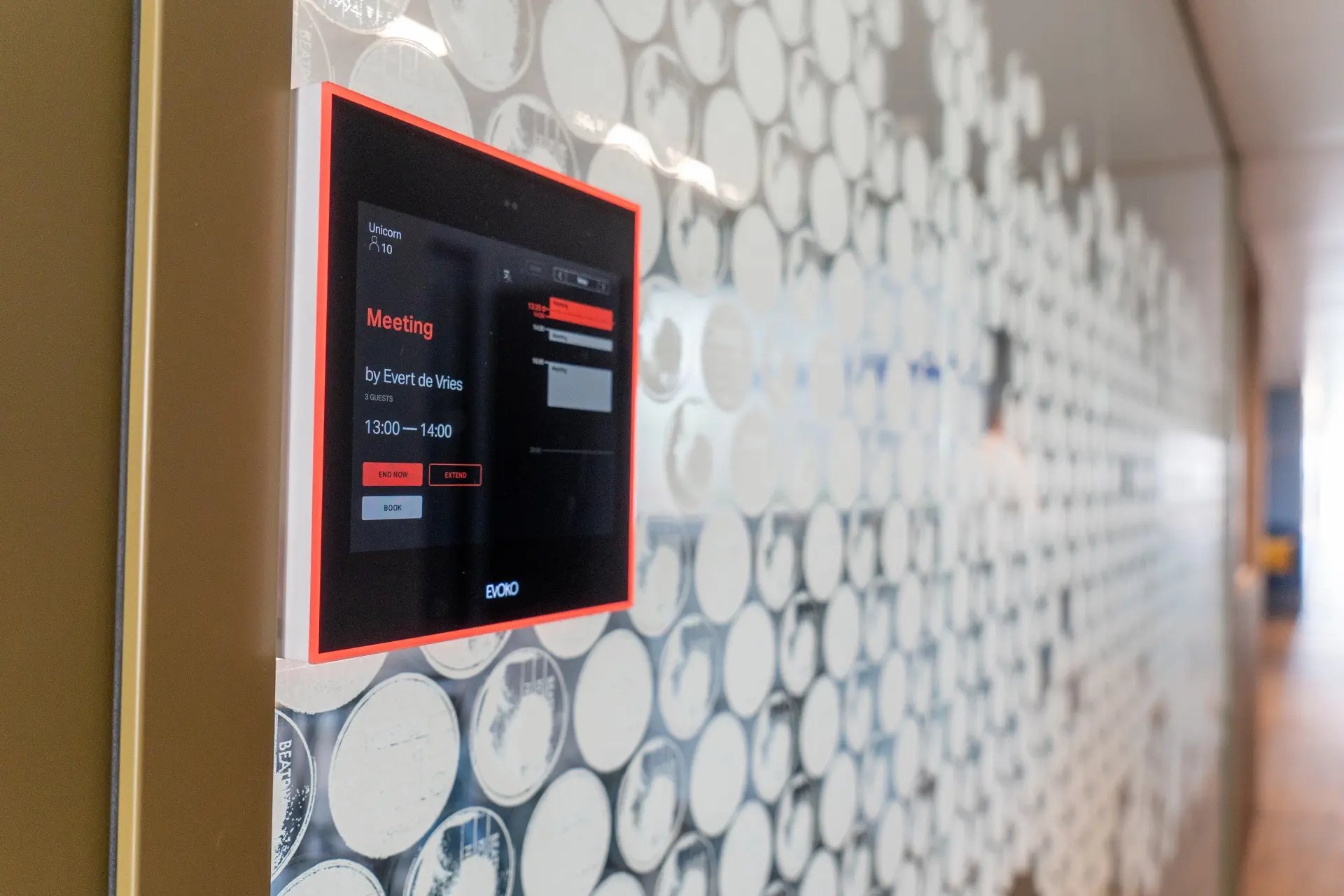 Vergaderruimte-reserveren-met-touchscreen-van-Evoko
