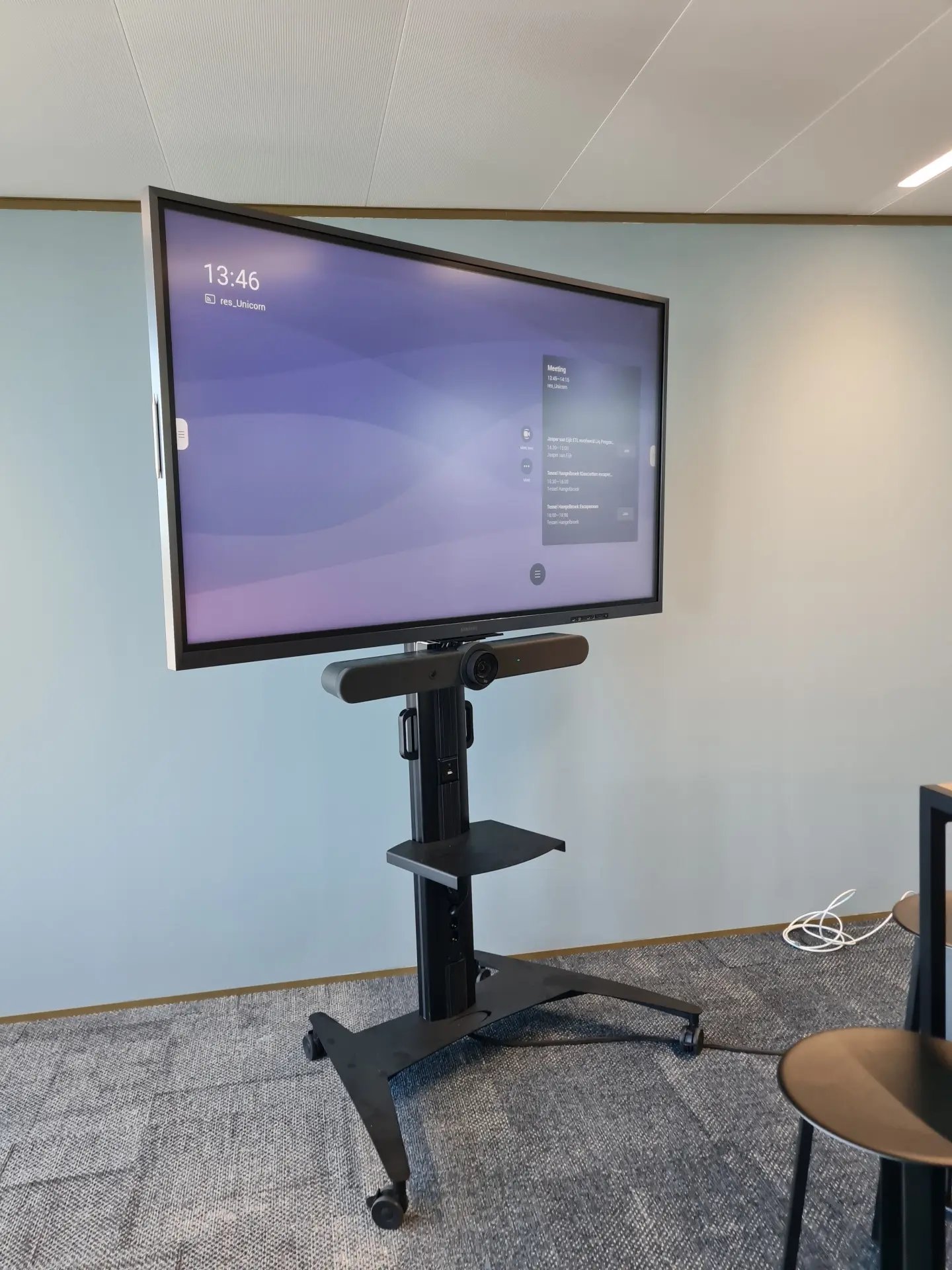Verrijdbare-oplossing-video-vergaderen-met-Samsung-Flip-en-Logitech-Rallybar-met-ErgoXS-trolley
