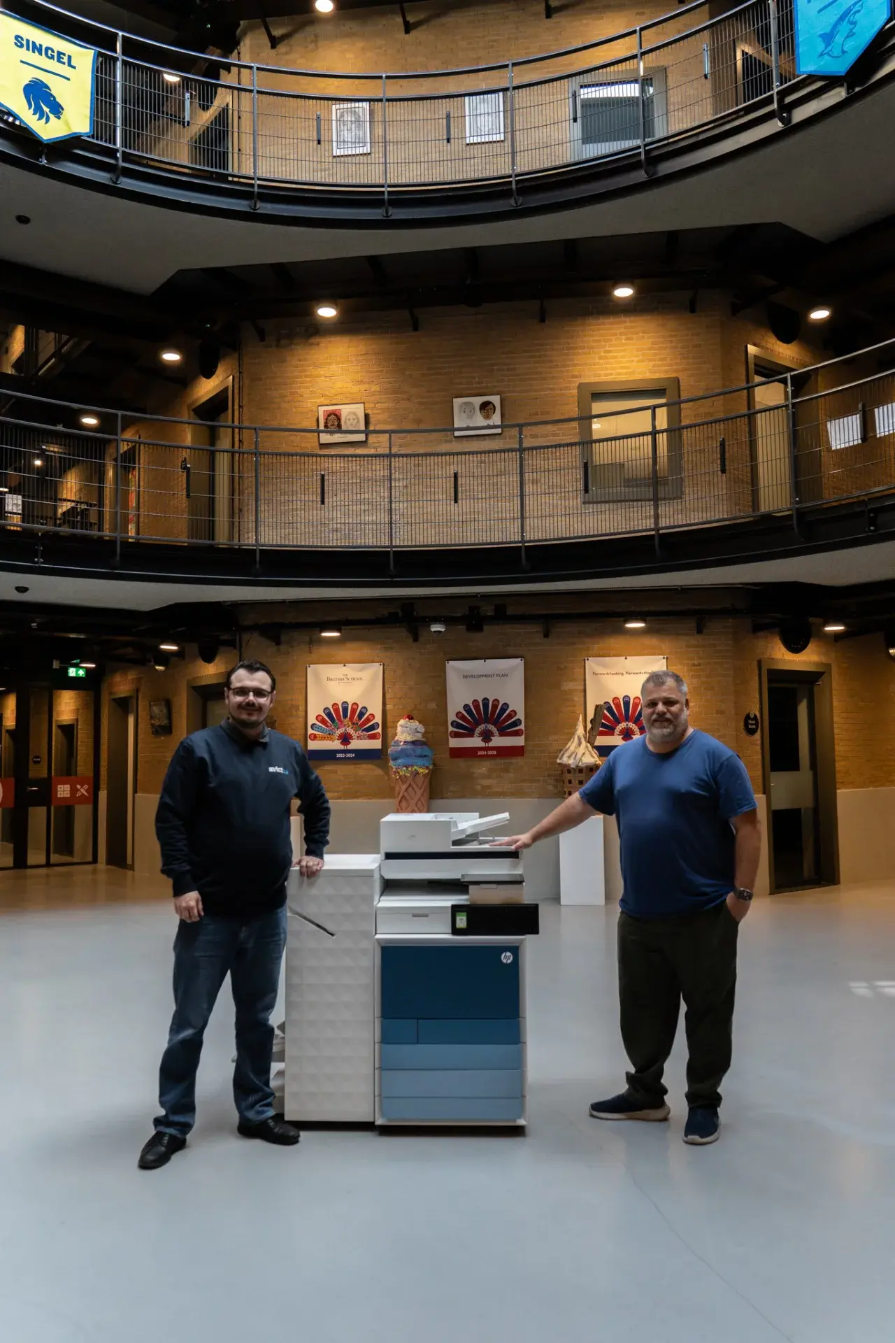 Waar vroeger gevangenen zaten, rollen nu prints vol kwaliteit bij The British School