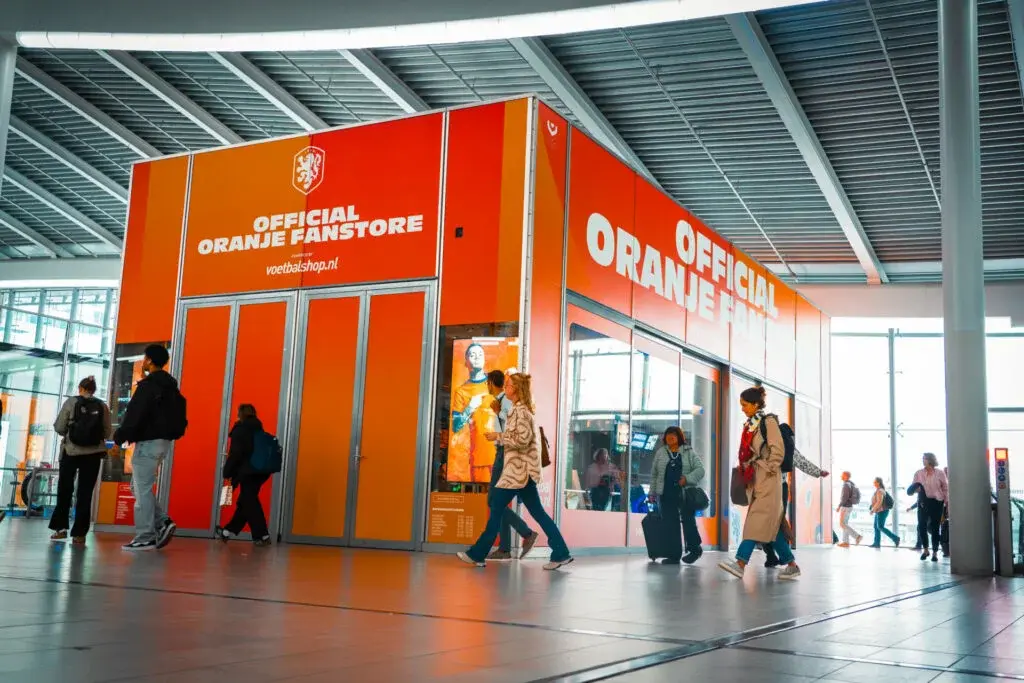 Succesvolle KNVB Oranje Pop-up Store met Digital Signage