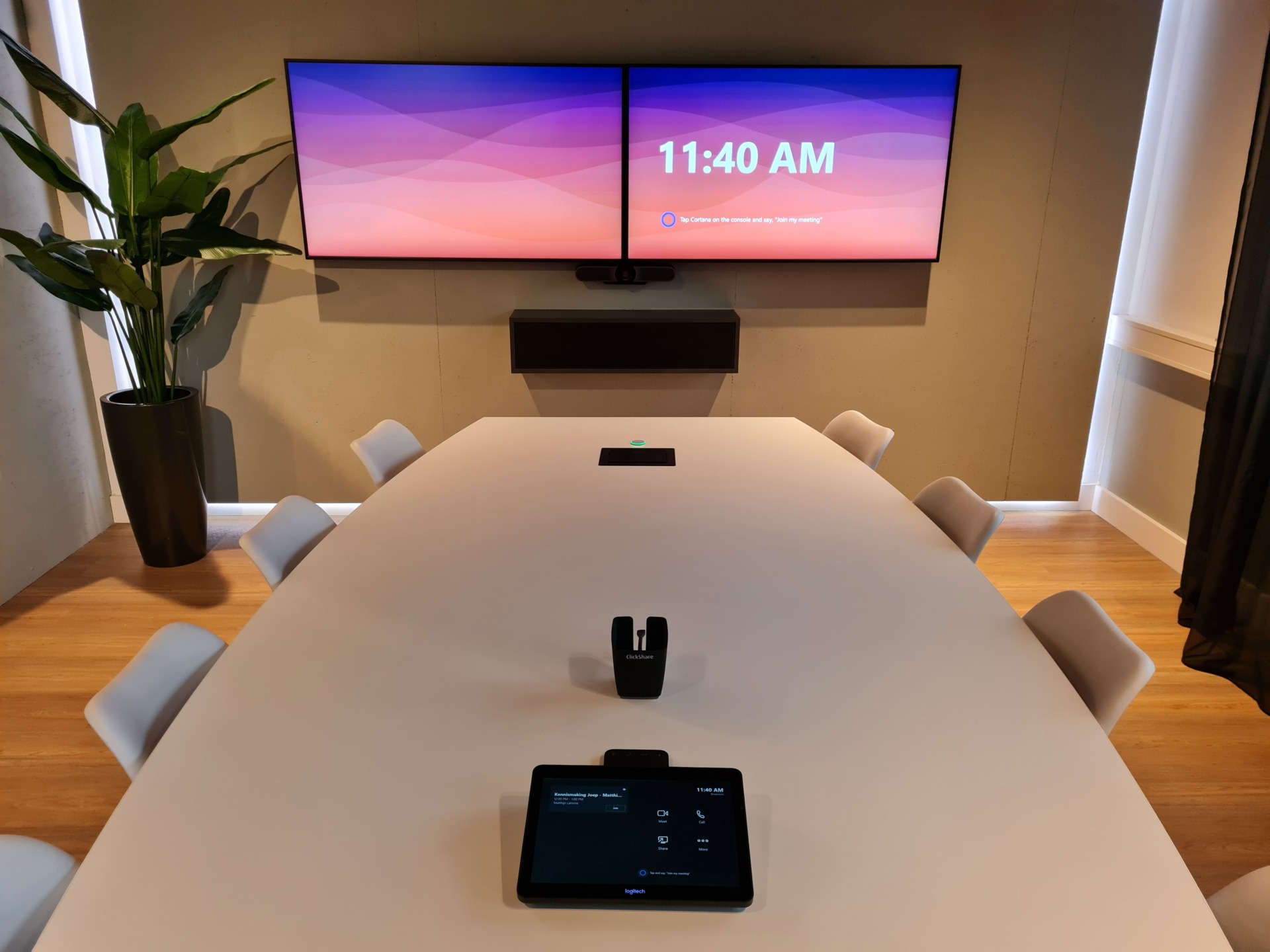 Dual-display Teams meeting room Audiovisuele appartuur