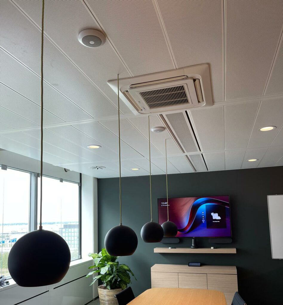 Logitech mic pods in plafond